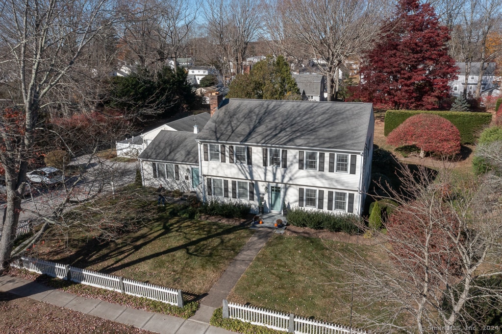 view of front of property featuring a front yard