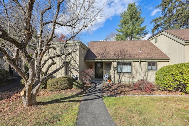 view of front of property featuring a front yard