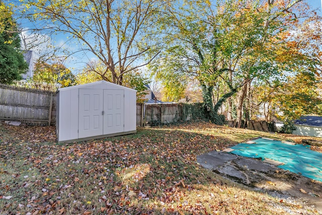 view of yard featuring a storage shed