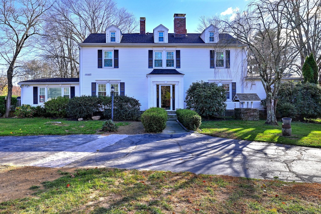 colonial home with a front yard