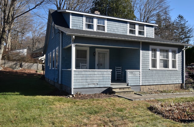 view of front of property with a front lawn and covered porch