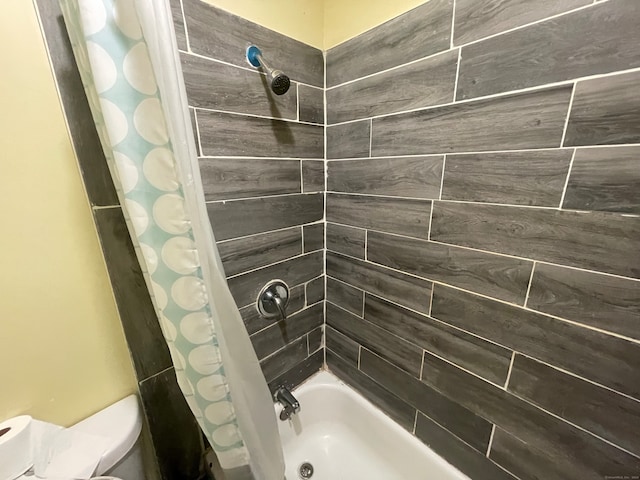 bathroom featuring shower / tub combo