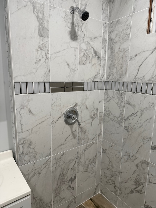 bathroom featuring a tile shower