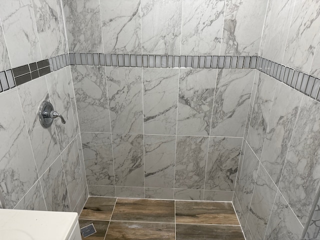 bathroom featuring tiled shower