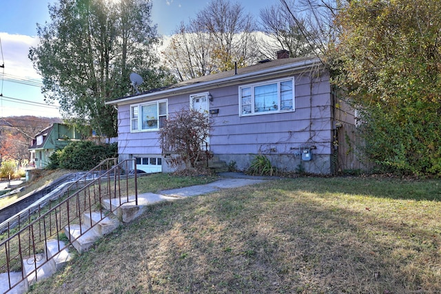 view of front facade featuring a front yard