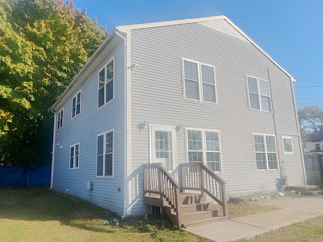 view of front of property featuring a front yard