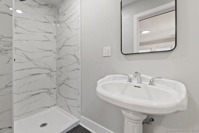 bathroom featuring sink and tiled shower