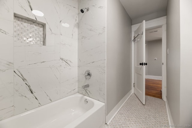 bathroom with tiled shower / bath combo