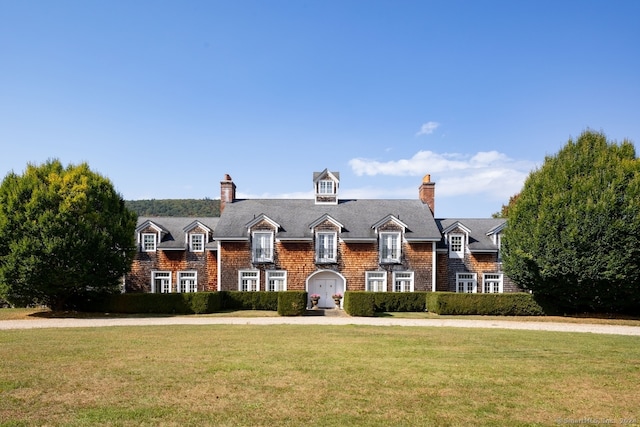 view of front facade with a front lawn