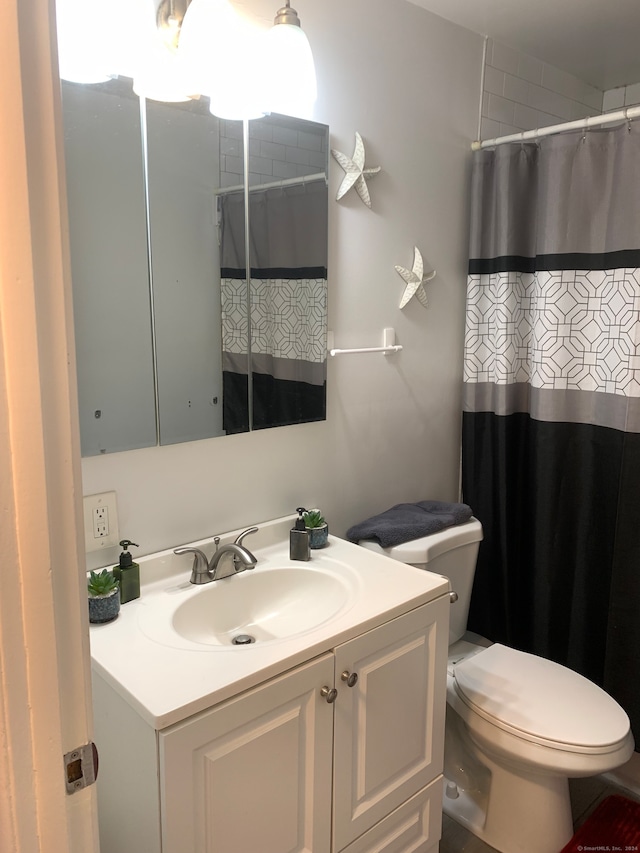 bathroom with a shower with curtain, vanity, and toilet