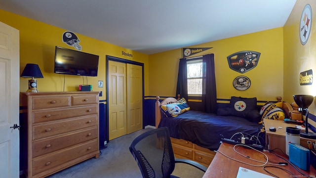 bedroom with carpet flooring and a closet