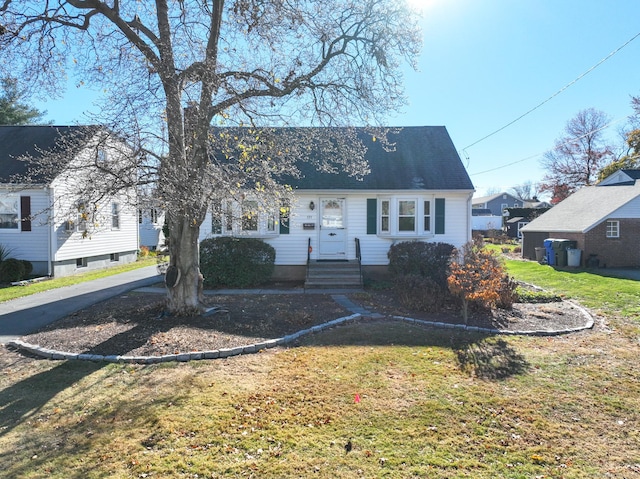 view of front facade featuring a front yard