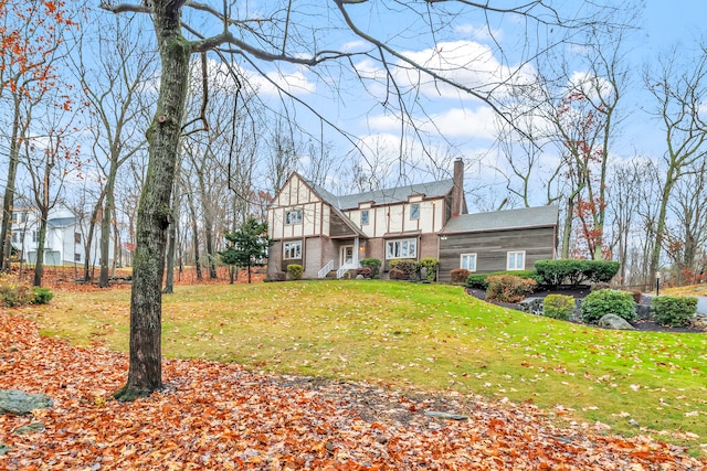 view of front of house featuring a front lawn