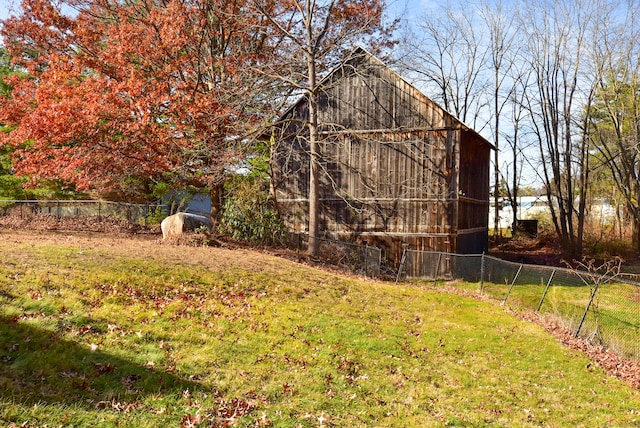 view of yard featuring an outbuilding