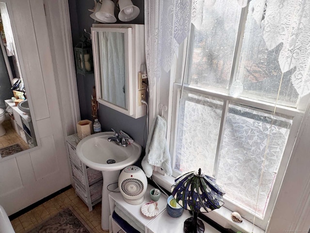 bathroom featuring a chandelier and sink