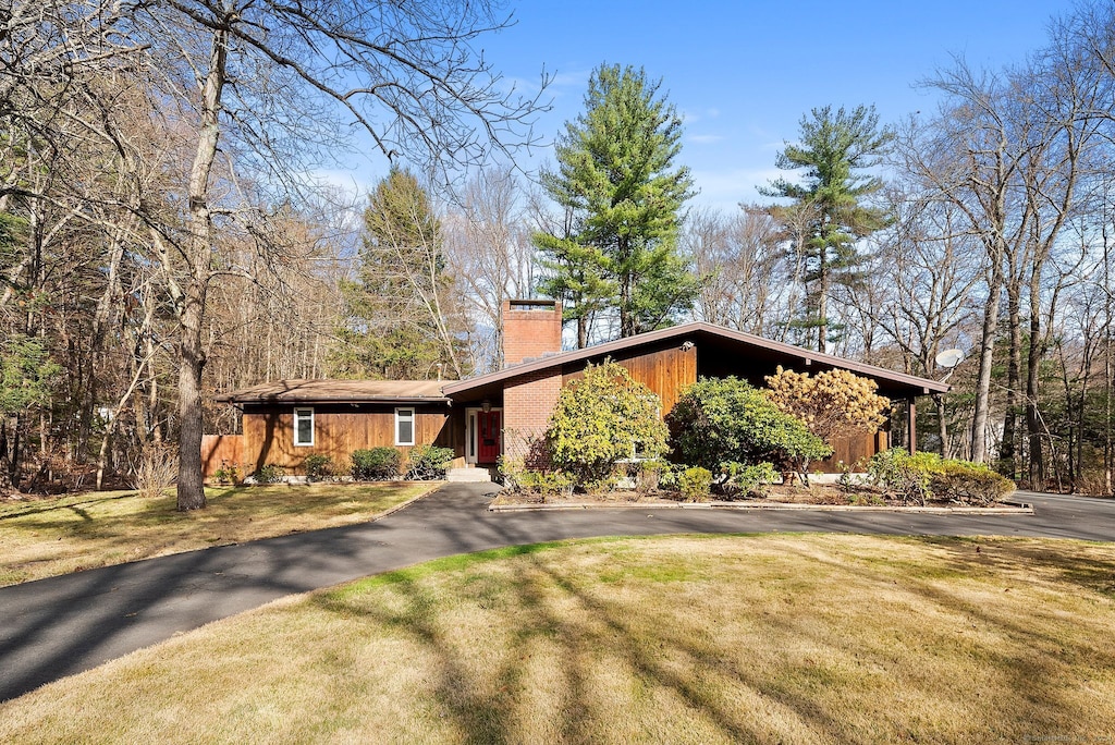 view of front of property with a front yard