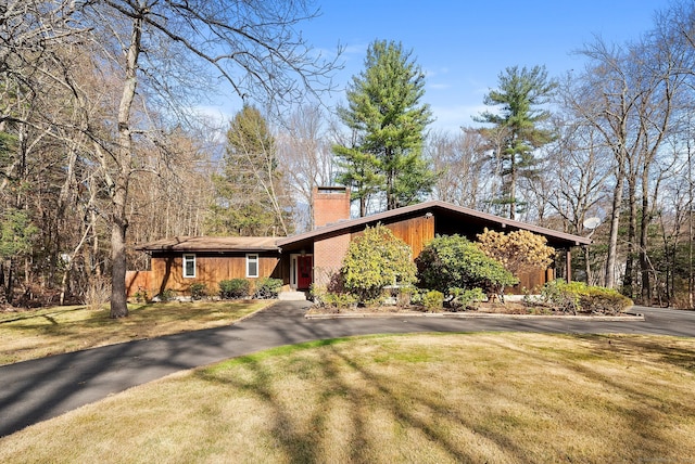 view of front of property with a front yard