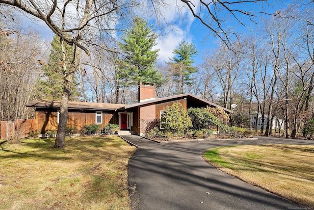 view of front of house featuring a front lawn