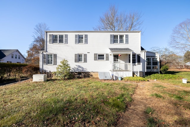 view of front facade featuring a front yard