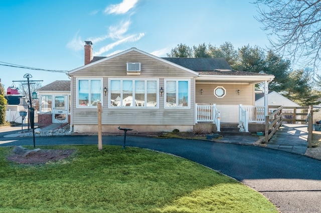 view of front of property featuring a front lawn