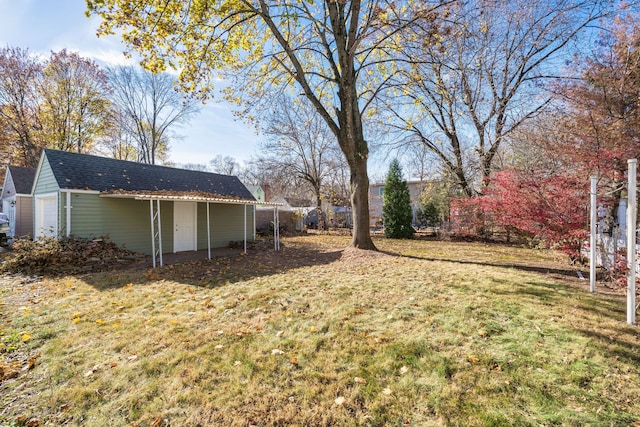 view of yard featuring an outbuilding