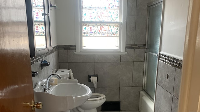 full bathroom with plenty of natural light, a sink, and toilet