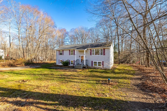 split foyer home with a front yard