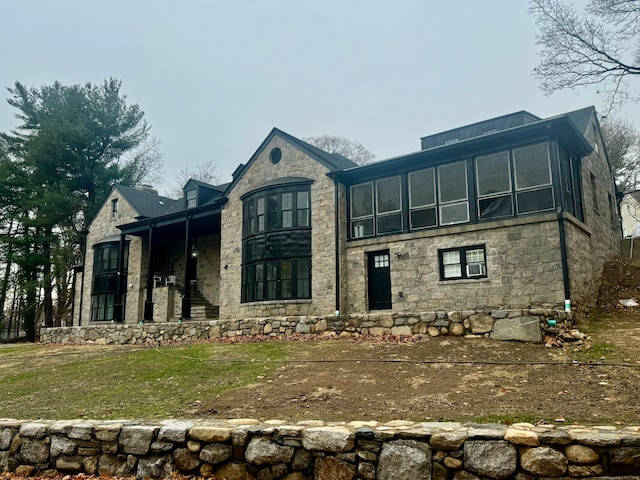 view of front facade featuring a front lawn