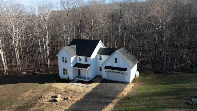 view of front of house featuring a front lawn