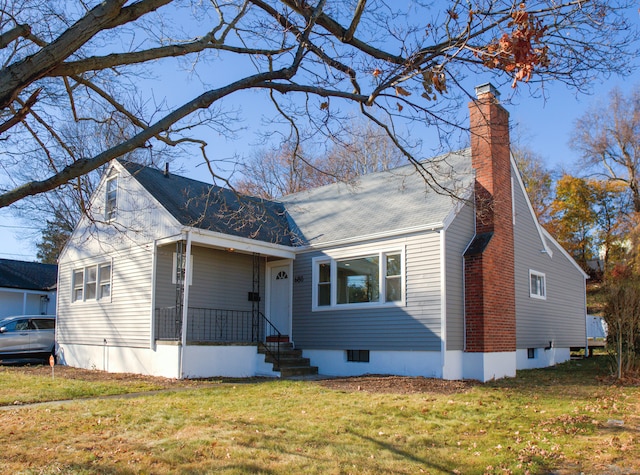 view of front facade featuring a front yard