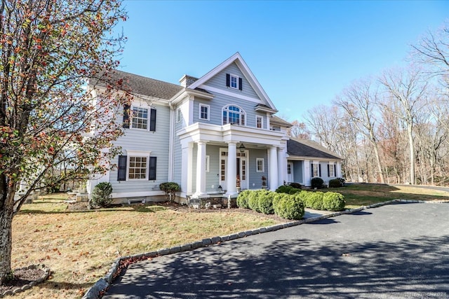 view of front of property featuring a front yard