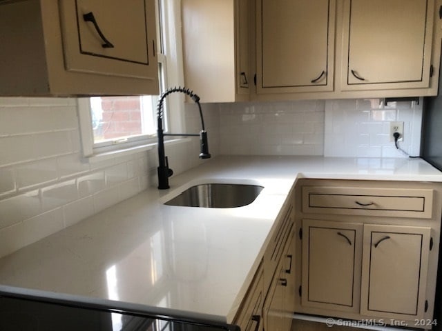 kitchen with backsplash and sink