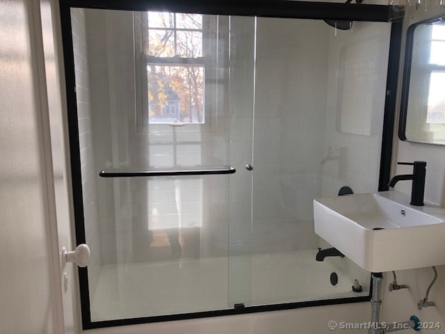 bathroom with enclosed tub / shower combo