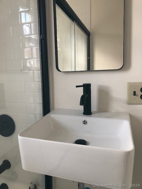 bathroom featuring sink