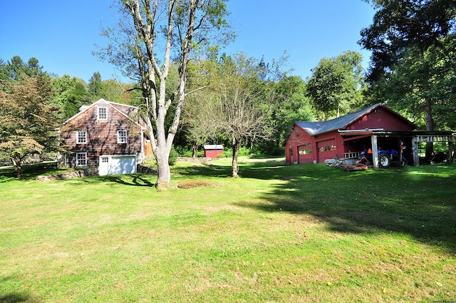 view of yard with an outbuilding