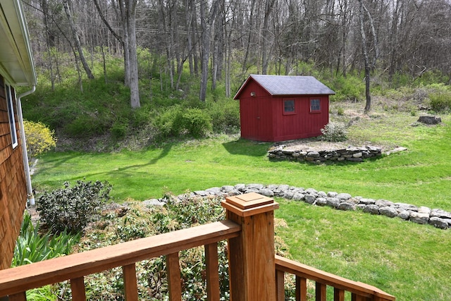 view of yard with a shed