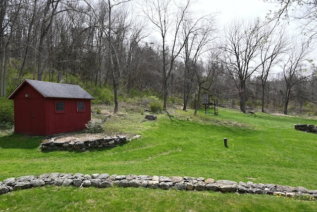 view of yard with a shed