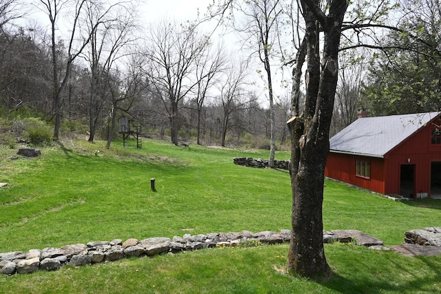 view of yard with an outbuilding