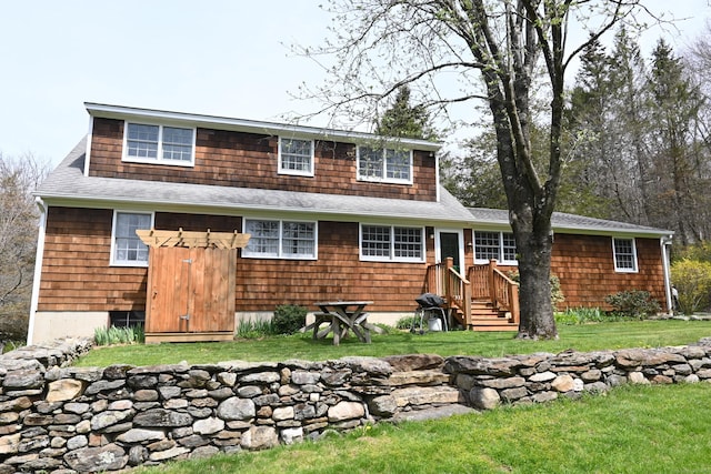 view of front of property with a front lawn