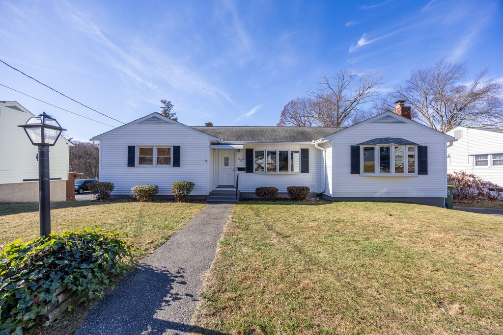 single story home with a front yard