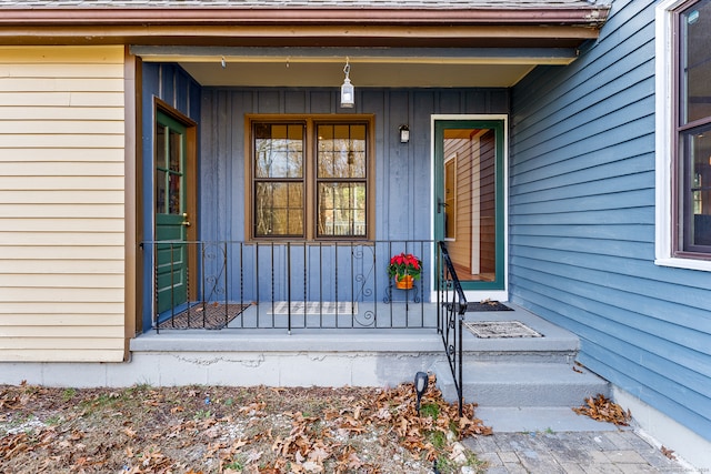 entrance to property featuring covered porch