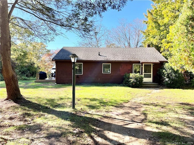 view of front facade with a front yard