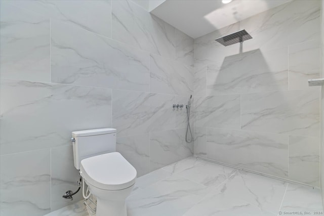 bathroom featuring toilet and a tile shower