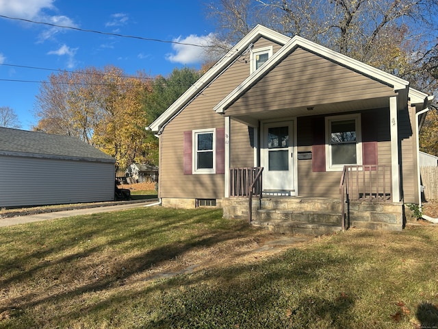 bungalow featuring a front lawn