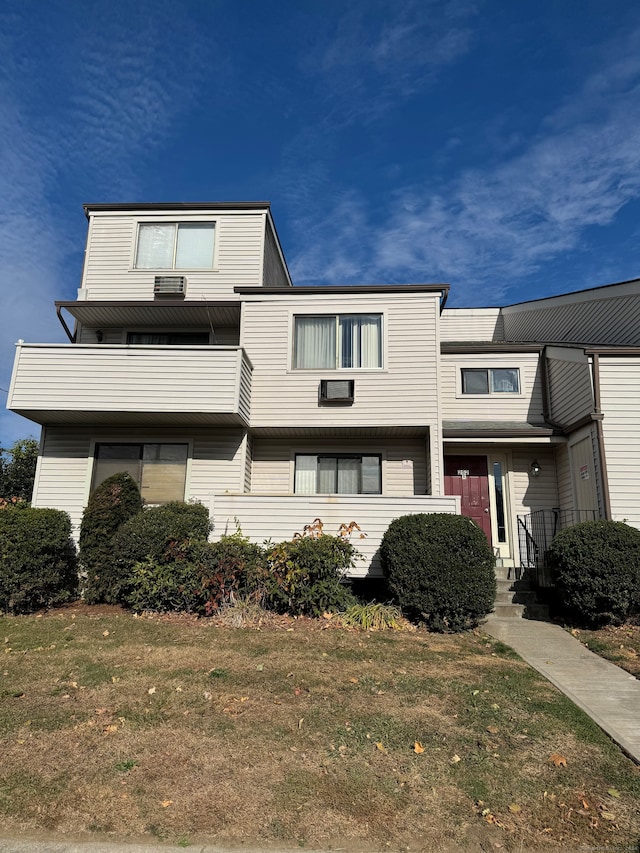 view of front of home with a front lawn