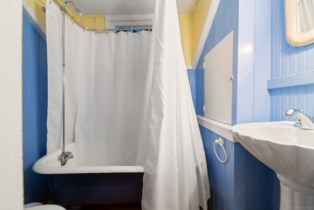 bathroom featuring shower / bathtub combination with curtain