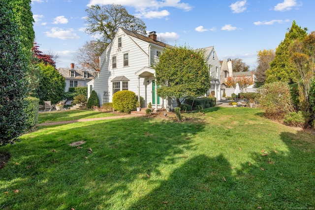 view of front of home featuring a front yard