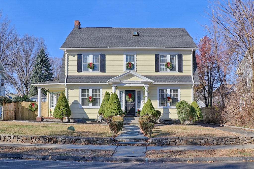 colonial inspired home featuring a front yard