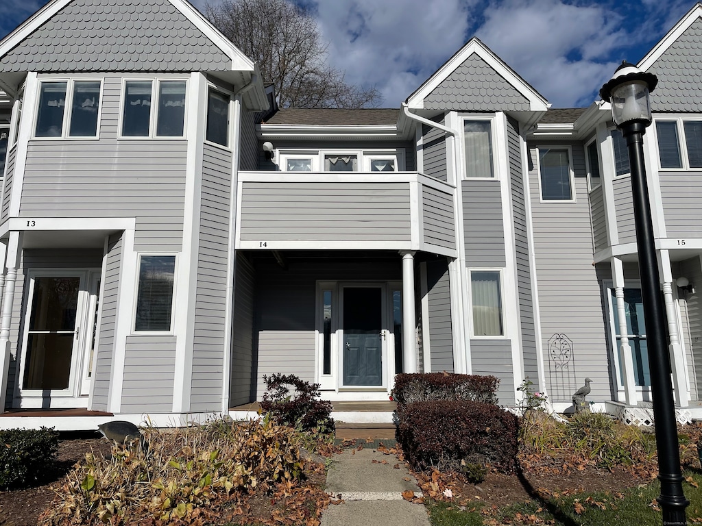 view of front of property featuring a balcony