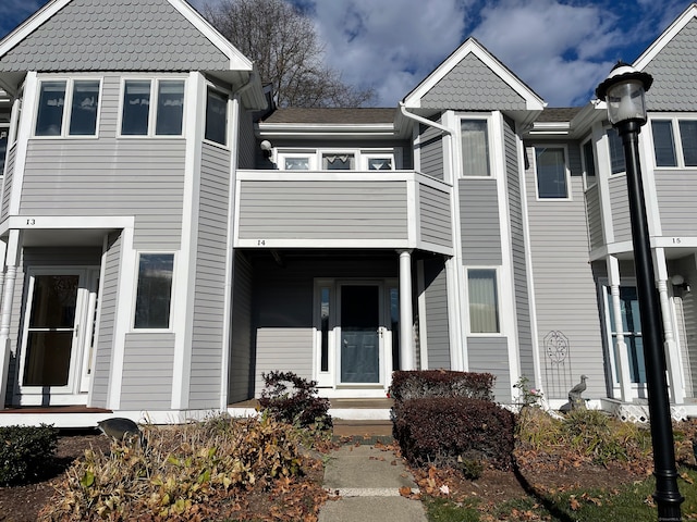 view of front of property featuring a balcony